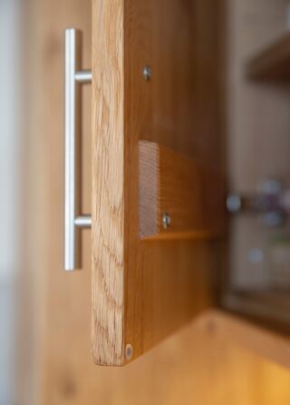 Detailbild Massivholzfront mit echter Gratleiste