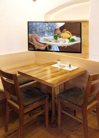 Fernseher in Banklehne verbaut mit TV-Lift