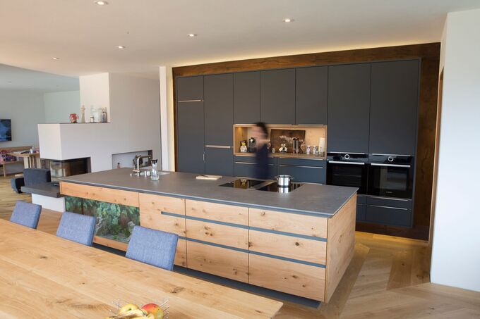 Tischler Küche in Eiche massiv mit grauem Dekor und Keramikplatte