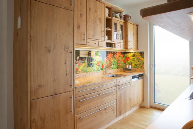 Küchenblock in Wildeiche, Arbeitsplatte in Naturstein Ivory Brown und Glasrückwand