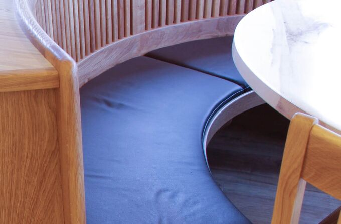 Erkerbank mit Sprossenlehne rund ausgeführt aus Eiche