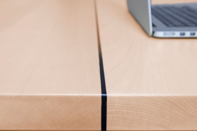 Schwarze Designnut trifft Ahornholz beim Esstisch