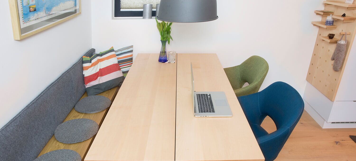 Designnut trifft Ahornholz mit Kufengestell aus Eisen beim Esstisch