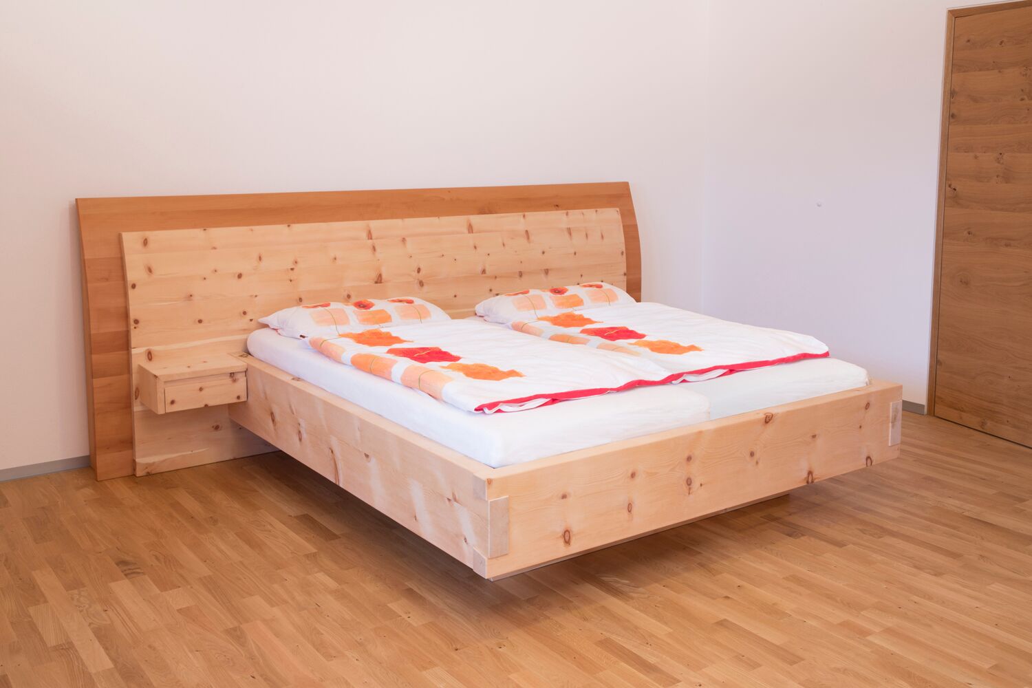 Massives Zirbenbett mit Schwalbenzinkenverbindung