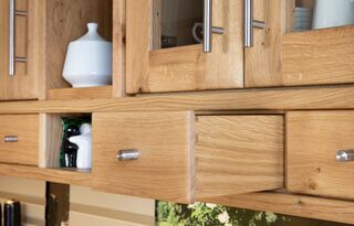 Detailbild Schubladen in massiver Echtholzküche