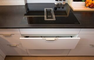 Detailbild Schublade in weißem Dekor