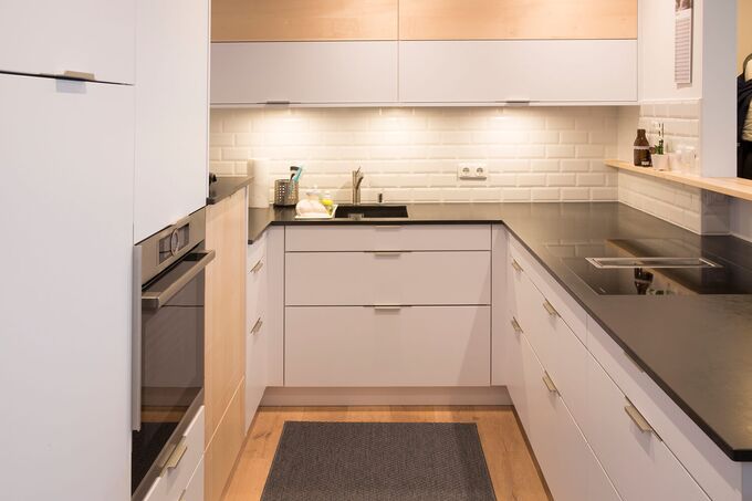 Viel Stauraum bietet diese helle freundliche Küche