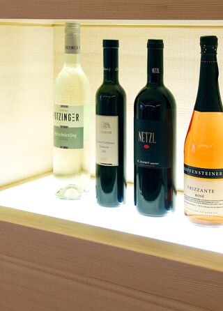 Schwalbenzinken durchziehen die ganze Stube, sowie auch hier in dieser beleuchteten Nische