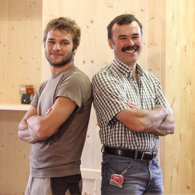 Der Juniorchef und Seniorchef der Tischlerei Seidl