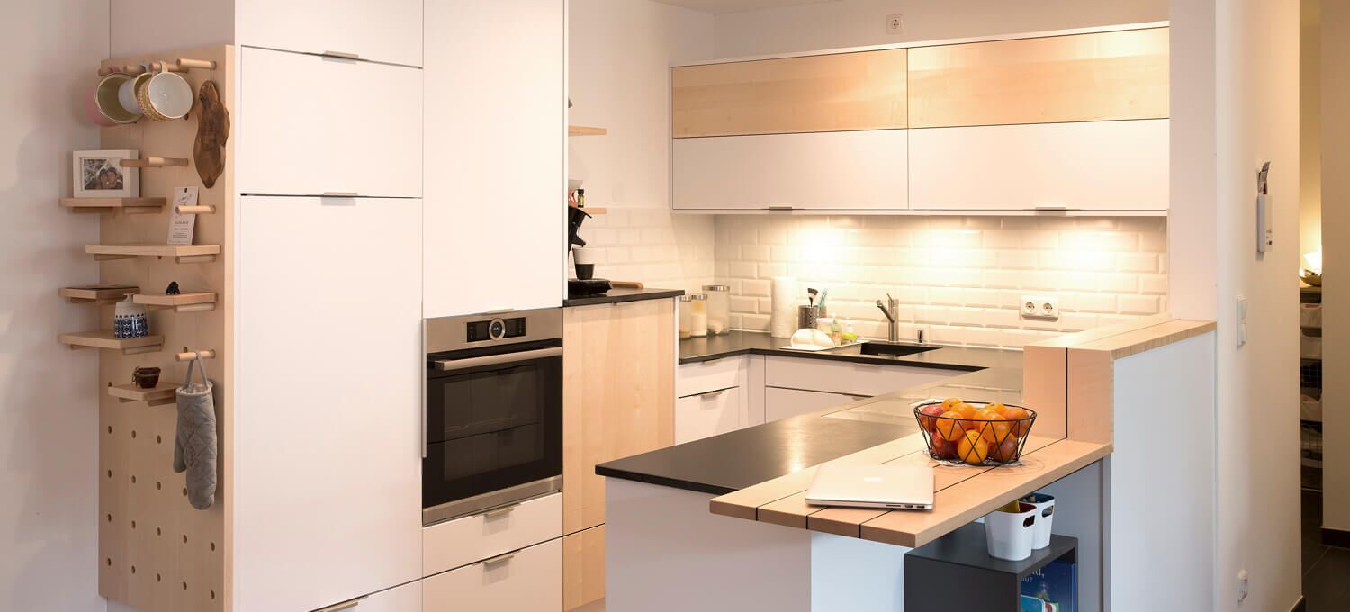 U-förmige Küche in Ahornholz und weißen mattem Dekor, Designnut in Barfläche