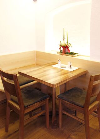 Tannenholz gebürstet mit eigener Charakteristik kombiniert mit Nussholz