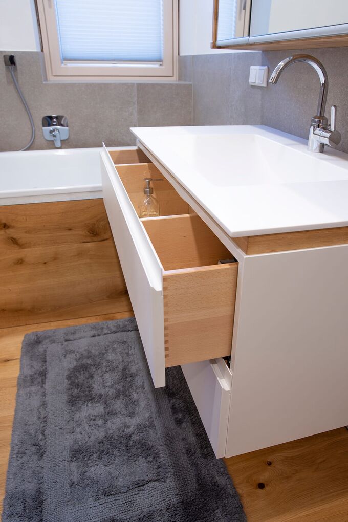 Ein Badezimmer in Eiche, abgebildet das Schubladendetail des Waschtisches