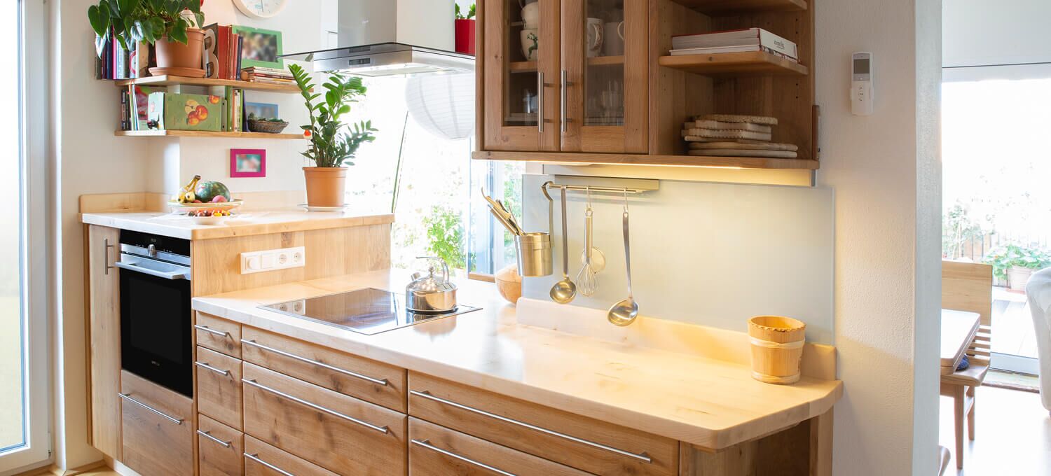 Küchenblock in Wildeiche, Arbeitsplatte in Ahorn und Glasrückwand