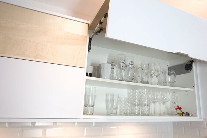 Detailbild Oberschrank mit Hochfaltklappe Ahorn Holz und Dekor matt weiß.