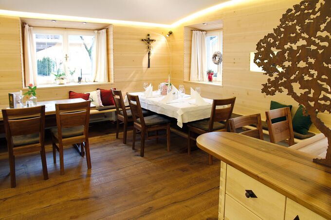 Tradition und Moderne mit Tanne und Nuss kombiniert für ein gemütliches Ambiente