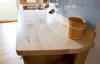 Arbeitsplatte in Ahorn und Glasrückwand