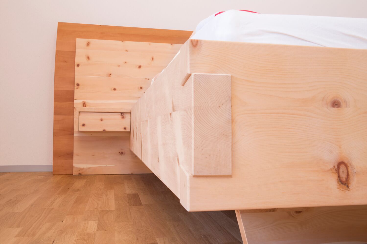 Massives Zirbenbett mit Schwalbenzinkenverbindung