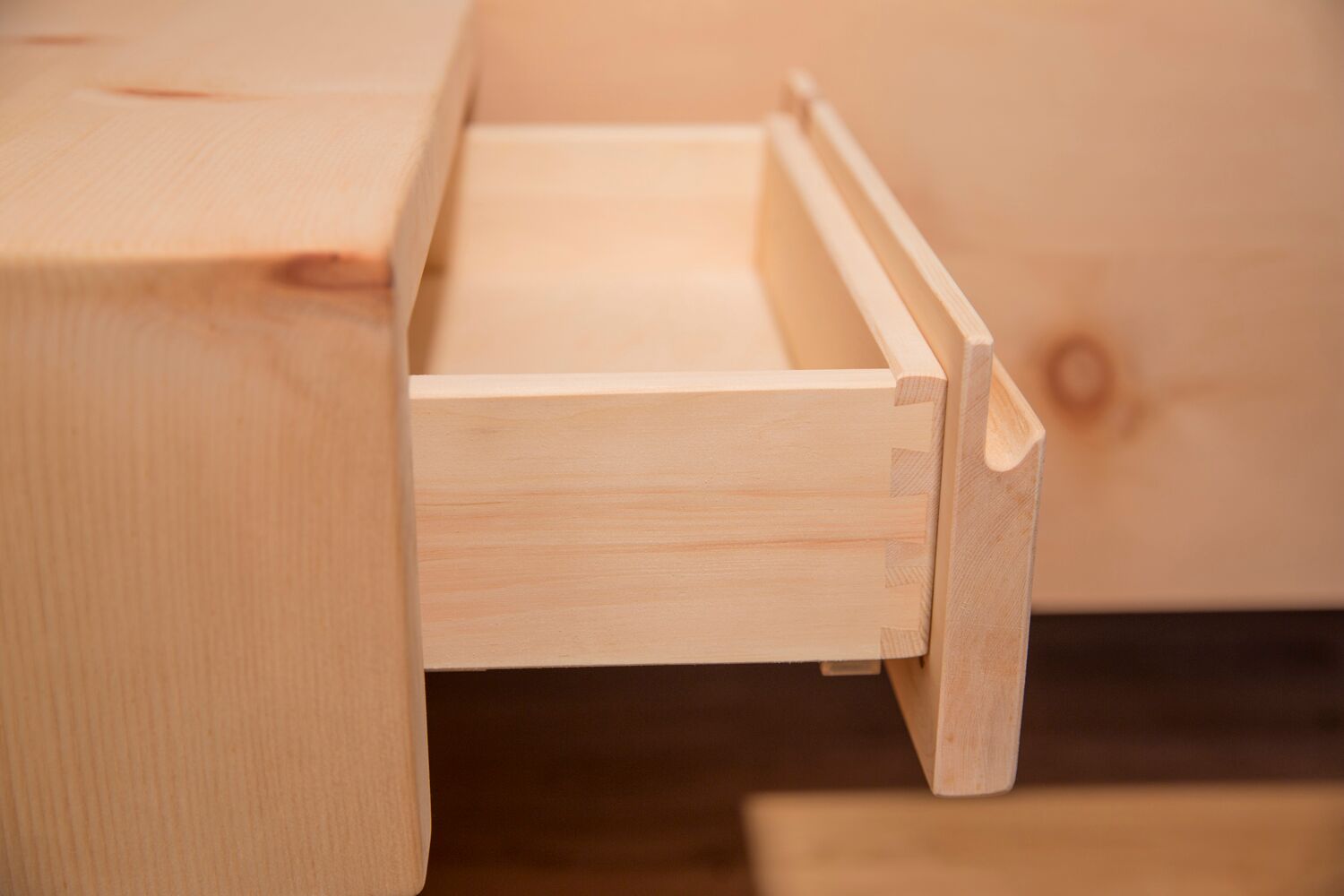 Zirbenbett mit Nachtkästchen