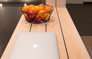 Eingearbeitete schwarze Designnut in Barfläche