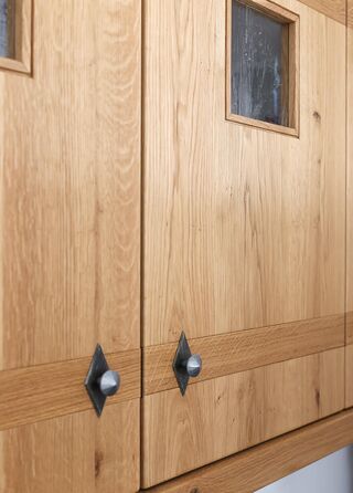 Fronten aus massiver Eiche und sichtiger zierender Gratleiste