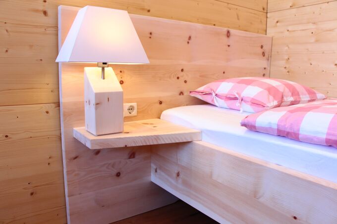 Umbau einer Nachttischlampe mit Zirbensockel passend zum Zirbenschlafzimmer.