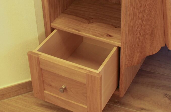 Zum passenden Erker in Eiche ein Abschlusselement mit Regal und Schublade