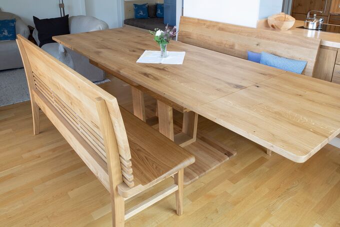 Esszimmer Eiche astig mit ausziehbarem Tisch und zwei Sitzbänke